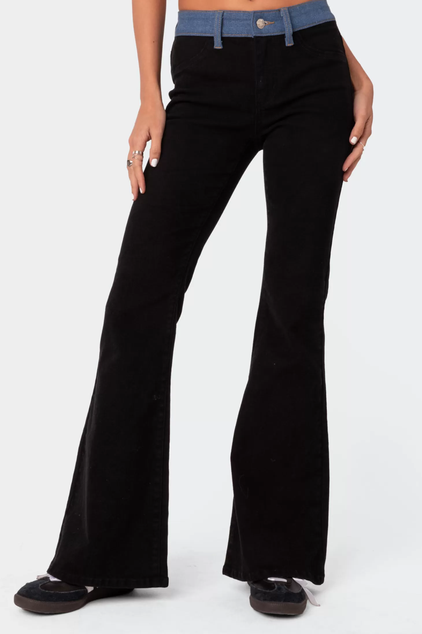 edikted Low Rise Contrast Belt Flared Jeans* Jeans | Jeans